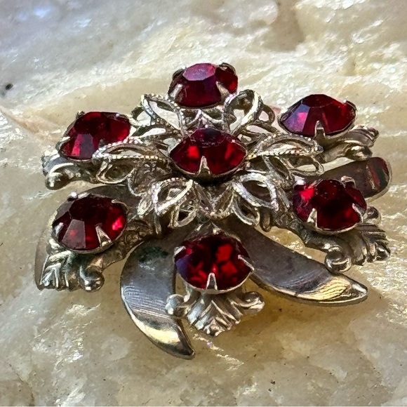 A Vintage Gold Toned Pinwheel Brooch with Red Rhinestones - Picture 4 of 7